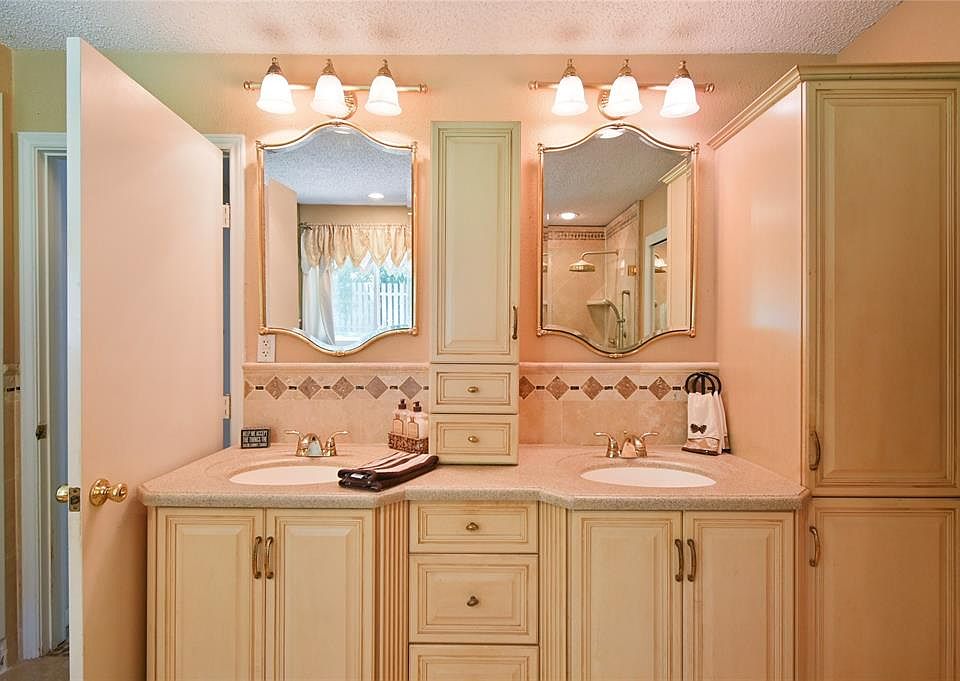 1st image of 203 Covecrest Dr