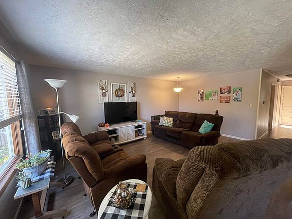 5th image of 77 Maplewood Cir