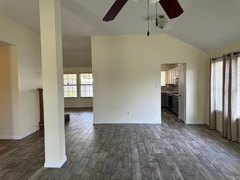 4144 Clary Dr — Photo 6