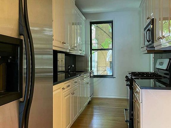 3rd image of 13 E 7th St #3/4