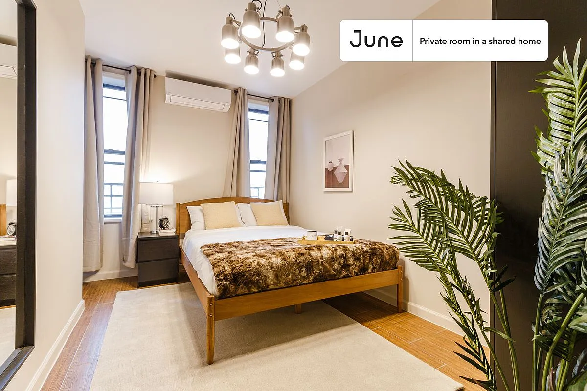 Queen bedroom in 3 bed/1 bath home in Chinatown #263 B — Photo 1