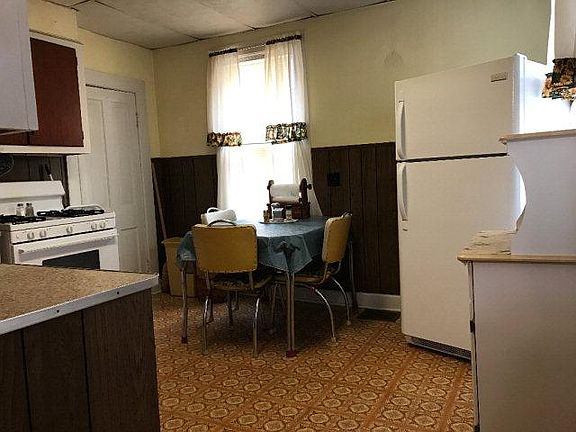 5th image of 98 Wood St