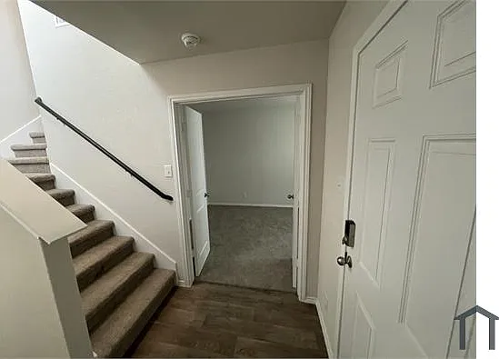 5 bed, 2002 sqft, $2,700 — Photo 3