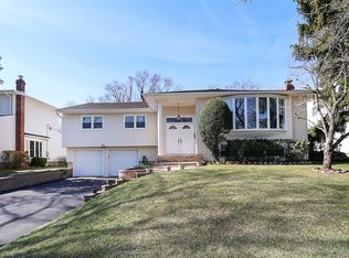 23 Dogwood Rd, Albertson, NY 11507