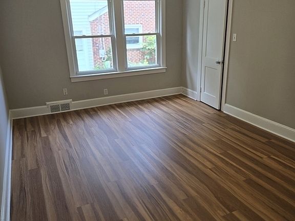 4th image of 1041 Manly St