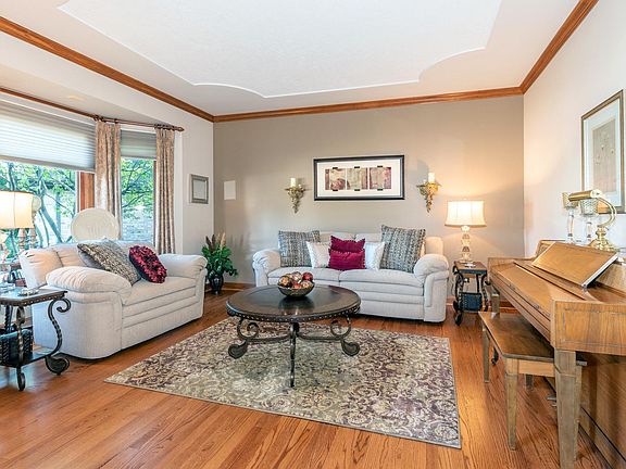 3rd image of 388 Woodside Dr