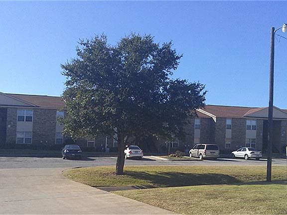 2nd image of 2200 Montrose Pl
