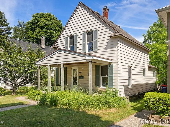 2nd image of 827 Crescent St NE