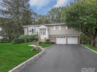 14 Bud Ct, Hauppauge, NY 11788