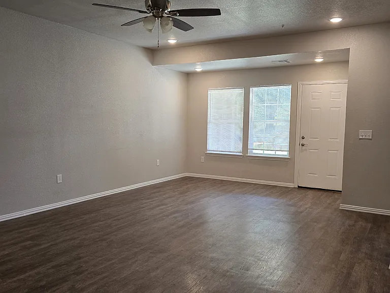509 E McCurtain Ave #509 — Photo 2