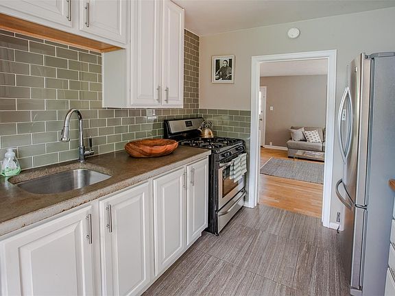 5th image of 1265 Rosemary St