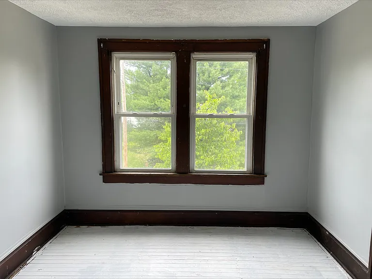 580 Baird St — Photo 3