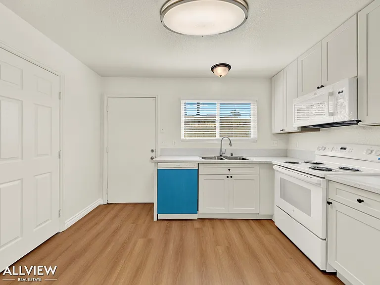 980 E Mission Ave — Photo 3