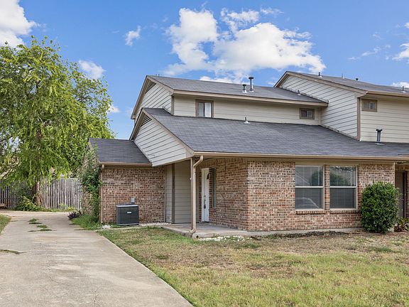 2nd image of 2420 Lakeview Cir #2422