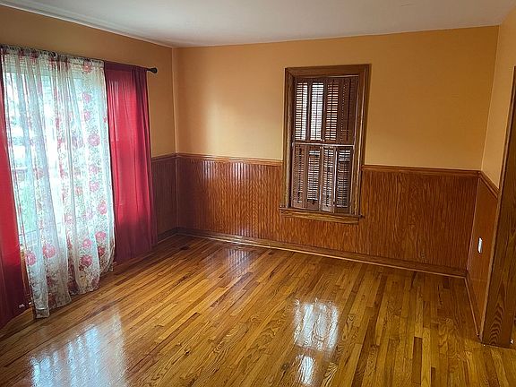 3rd image of 2037 Chestnut Ave