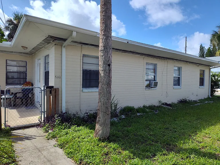 318 N Oleander Ave — Photo 32