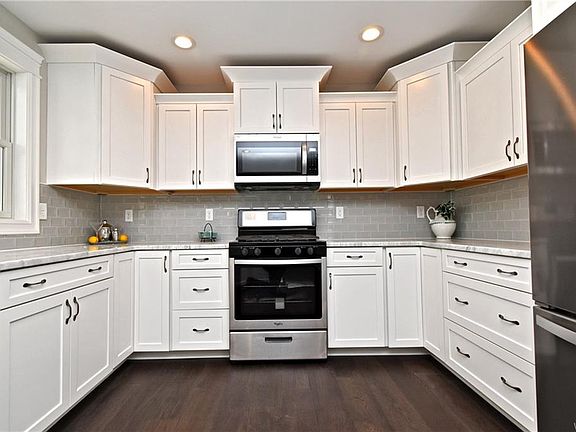 3rd image of 2540 Beverly Ave
