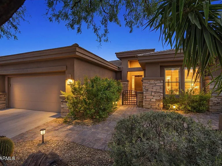 7427 E Evening Glow Dr — Photo 1