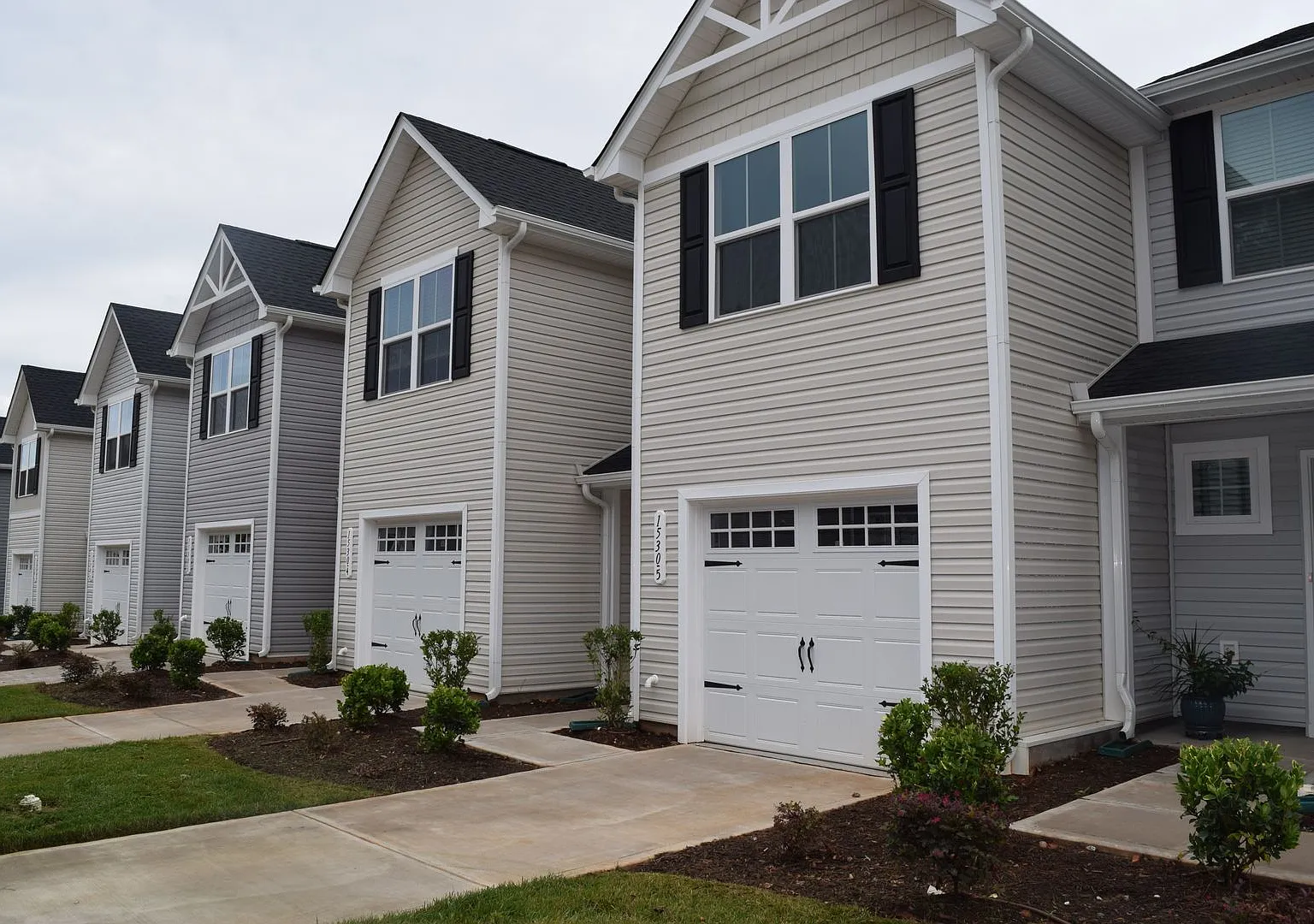 Modern 3Bedroom Townhome in Desirable Bear Park — Photo 4