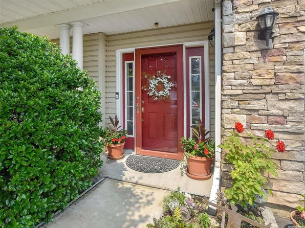 182 Pond View Drive #375, Port Washington, NY 11050