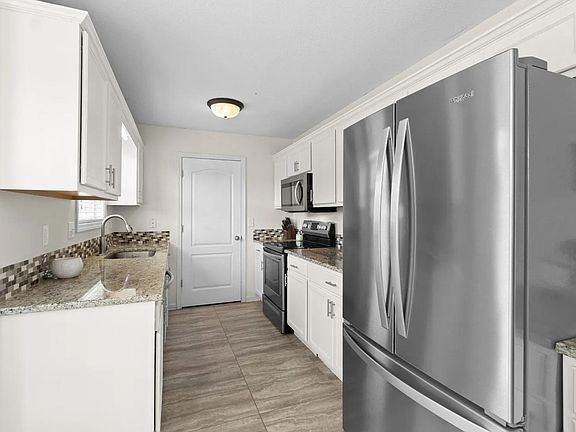 5th image of 369 Andrew Dr