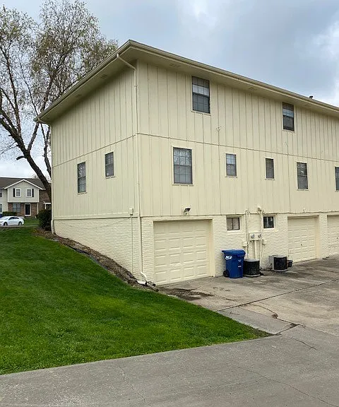 400 NE Timbercreek Dr #400 — Photo 3