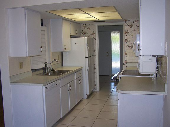 2nd image of 1366 Glendale Cir W