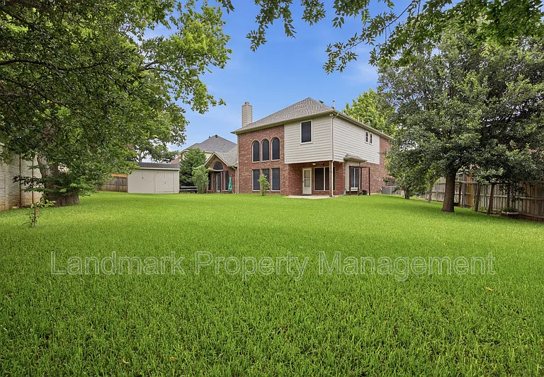 2115 Lexington Dr — Photo 31