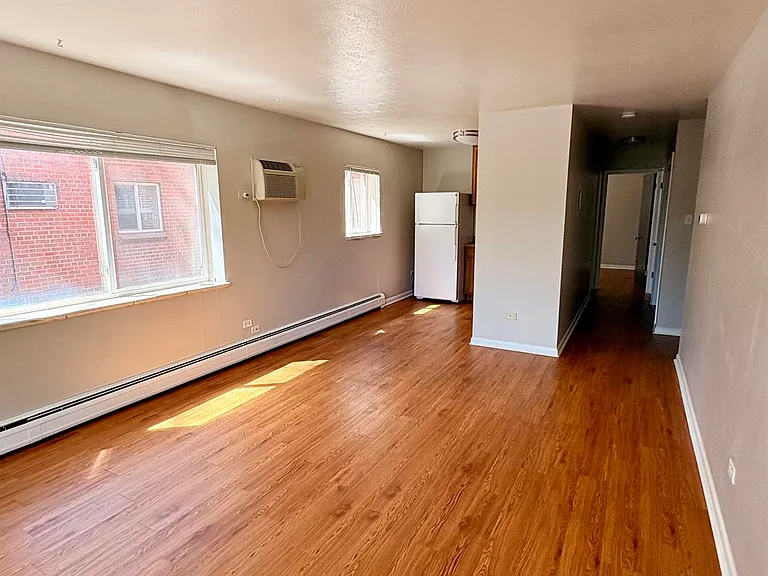 1355 Monroe St Apartments — Photo 15
