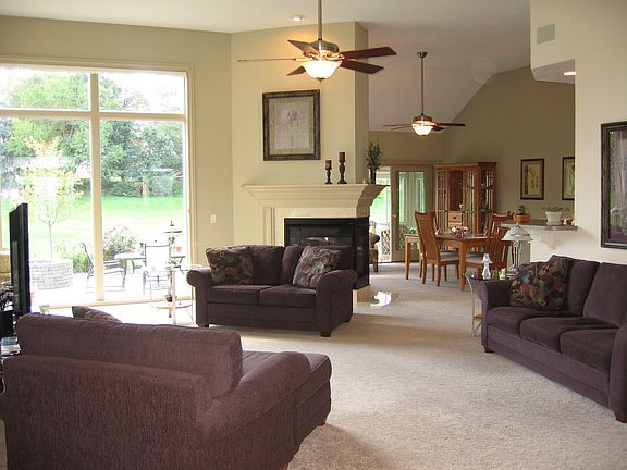 GREAT ROOM 12' CEILING