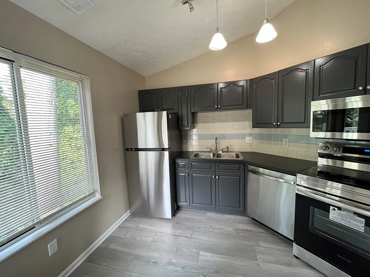 3 bed, 1360 sqft, $1,700 — Photo 4