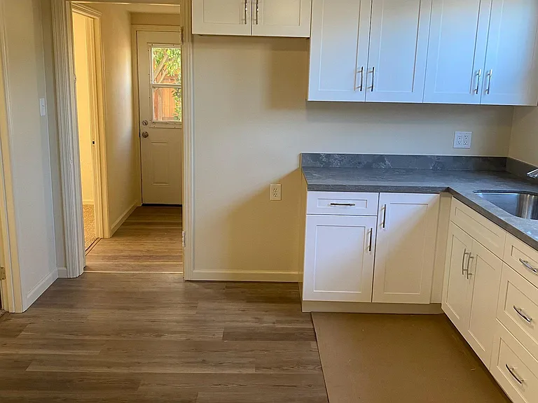 18048 Comstock Ave — Photo 12