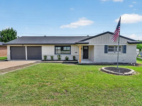 154 Hallmark Dr W, Fort Worth, TX 76134