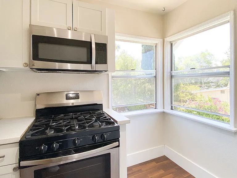 Laguna Apartments — Photo 2