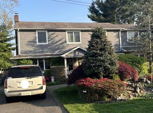 130 Concord St, Westbury, NY 11590
