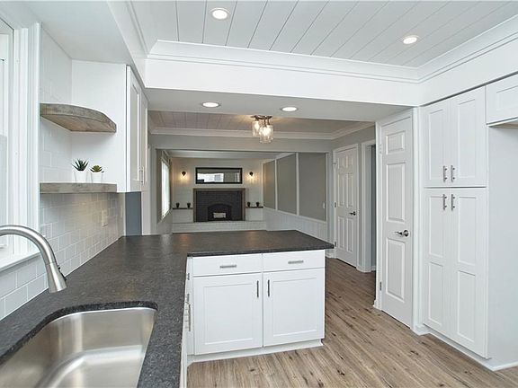 2nd image of 7821 Oakridge Dr