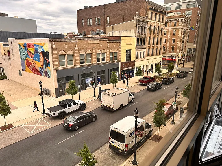 818-822 W Hamilton St — Photo 10