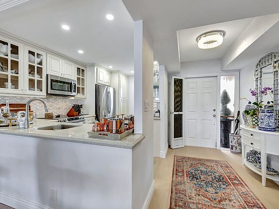 4th image of 1537 E Hillsboro Boulevard #239