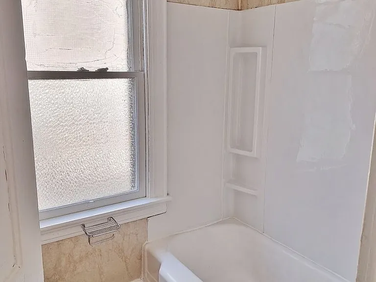 338-342 E Walnut St — Photo 20
