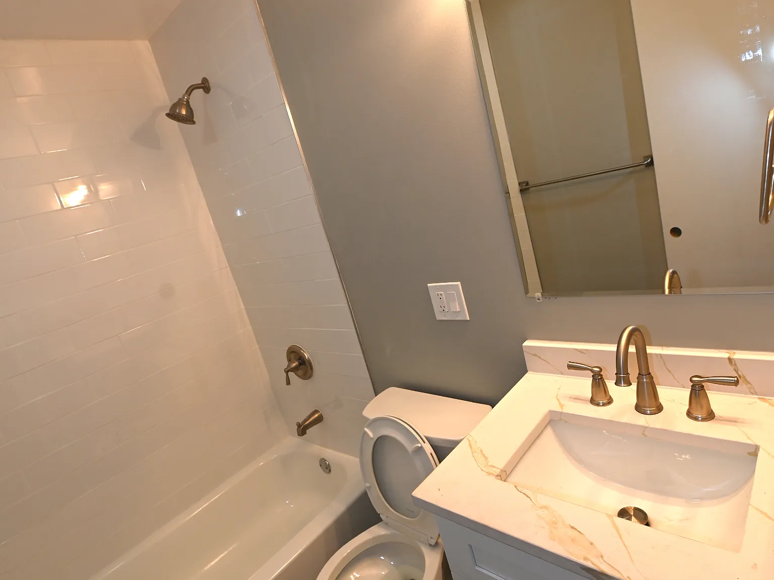 3 bed, 1217 sqft, $2,100 — Photo 4