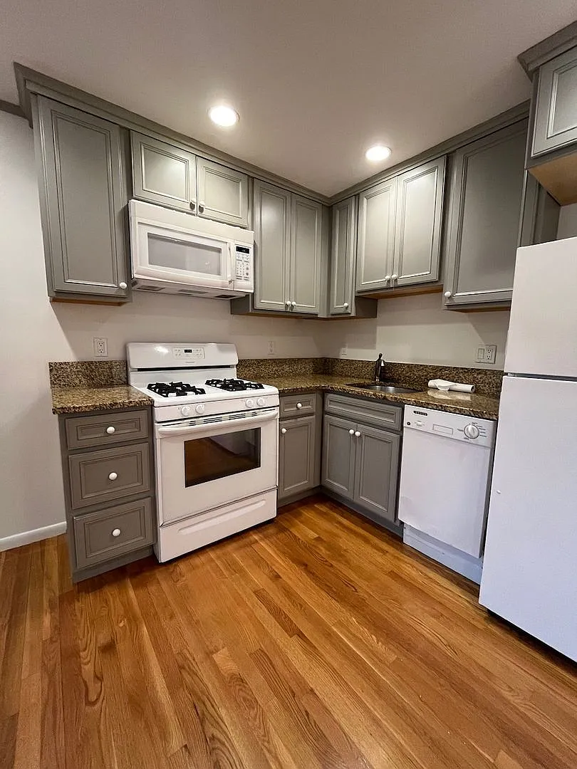 Beautiful 1 Bed - Parking Included — Photo 3