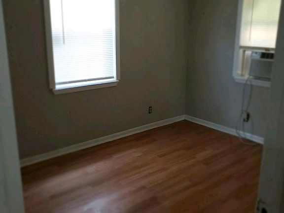 4th image of 320 W Avenue B