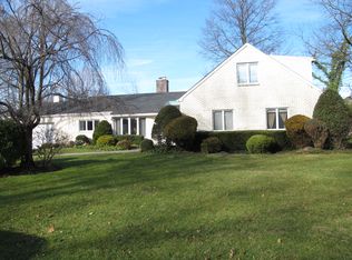 22 Old Farm Rd, Great Neck, NY 11020