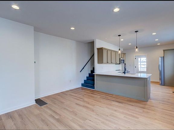 5th image of 1028 Tecumseh St
