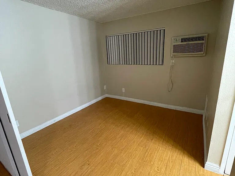 6944 Kester Ave — Photo 15