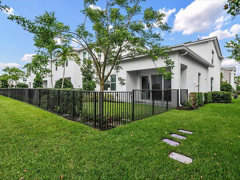 16493 Helix Ct — Photo 18