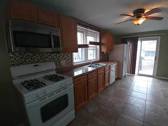 4th image of 3146 Charles St