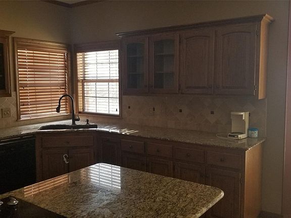 3rd image of 1805 NE Oakridge Dr