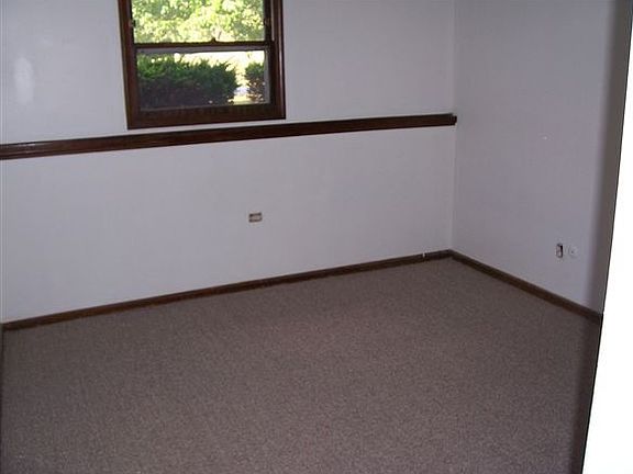 Large bedrooms with full size closets