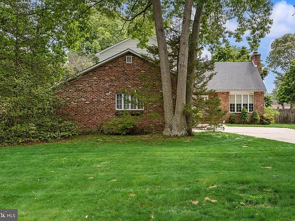 2nd image of 2413 Clover Ln